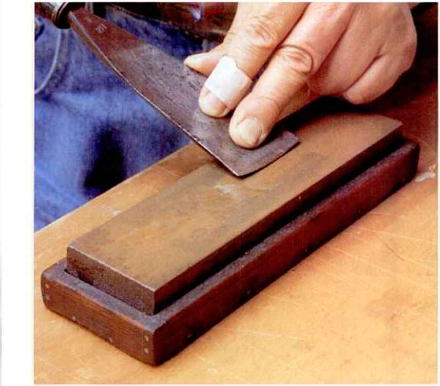 find the vcI angle plaee the shoulder the lievel the Htone aiul lift the gouge handle until the edge makes eontaet with the Htone